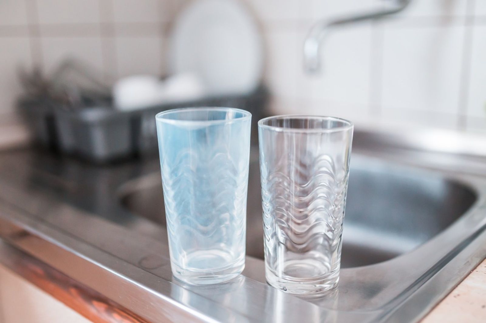 Vaso de cristal opaco por culpa de la cal vs vaso transparente