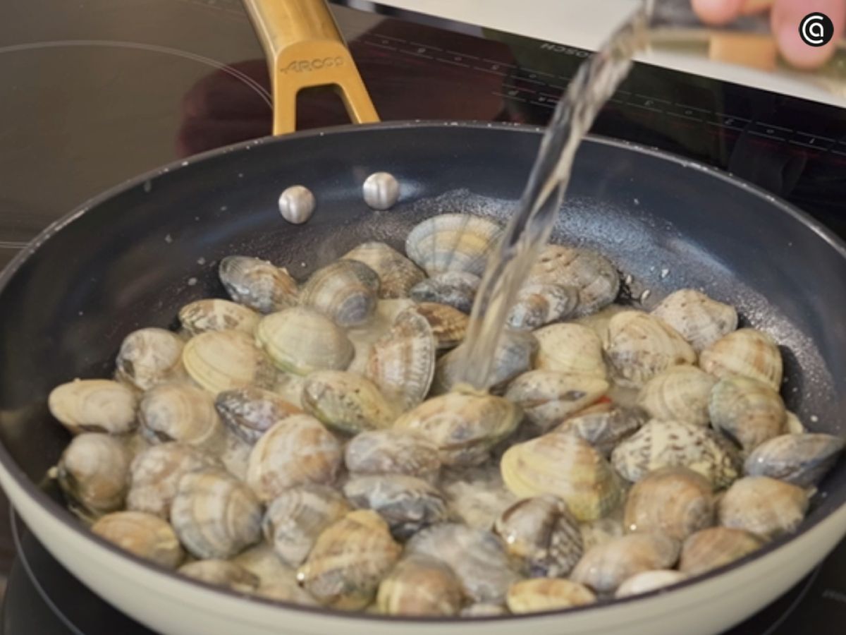 Un chorrito de vino blanco ayuda a aromatizar la salsa antes de tapar la cazuela.