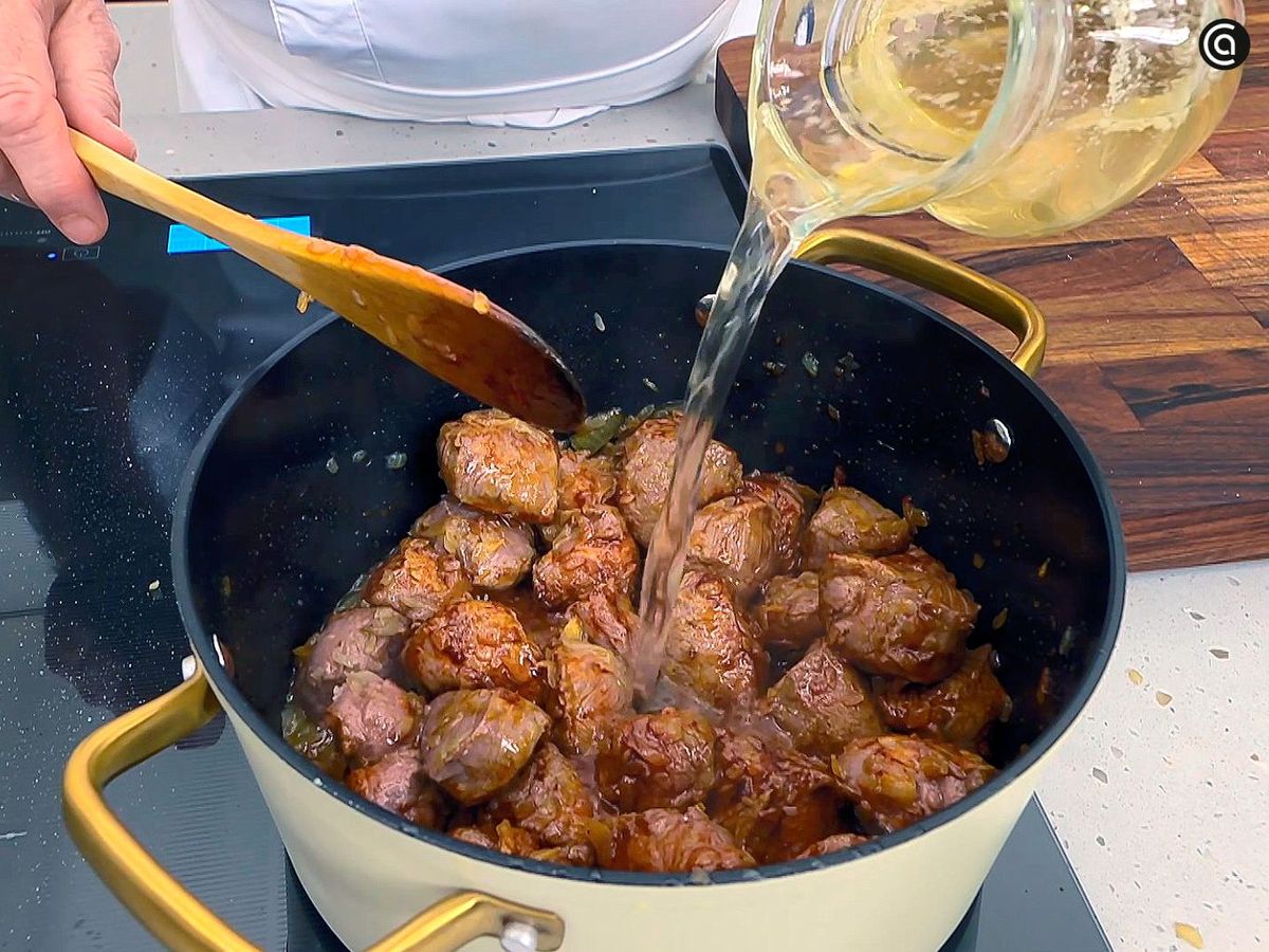 Cocer las carrilleras para el goulash