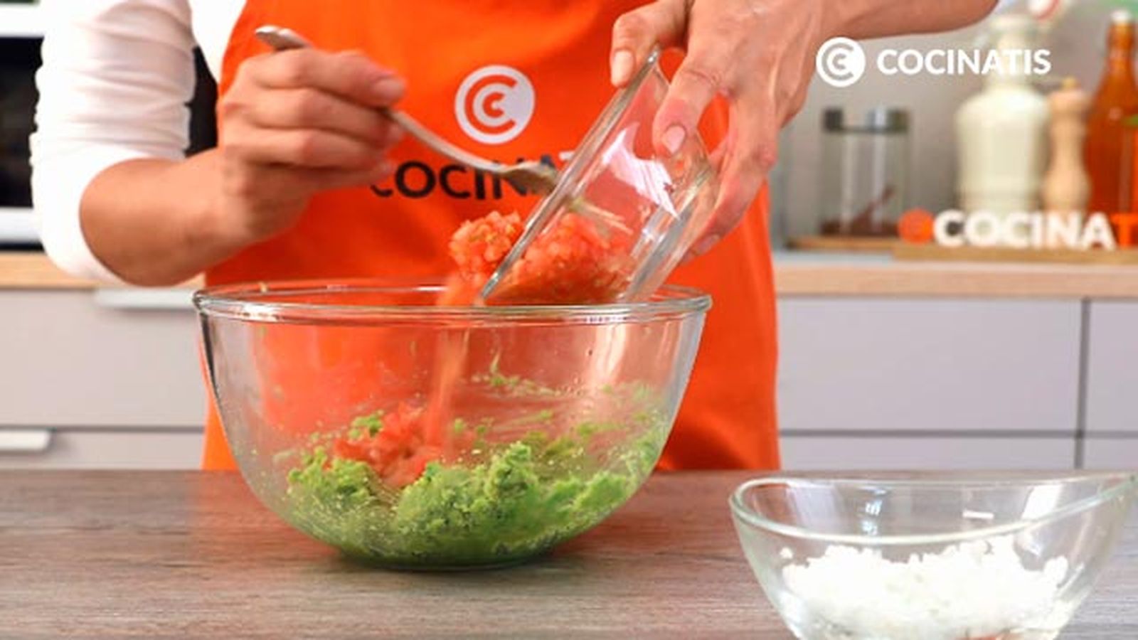 Mezcla todos los ingredientes Receta de guacamole original mexicano paso 3