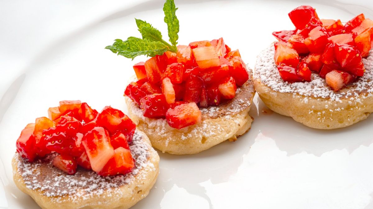 Aprende a preparar tortitas de yogur con fresas con la receta fácil de Karlos Arguiñano
