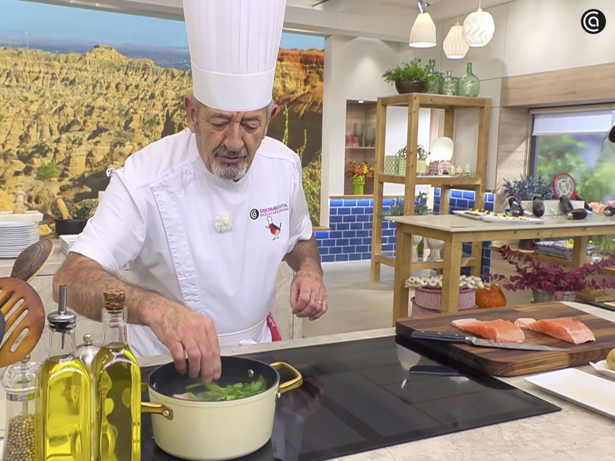 Prepara el caldo con las pieles y las espinas del salmón
