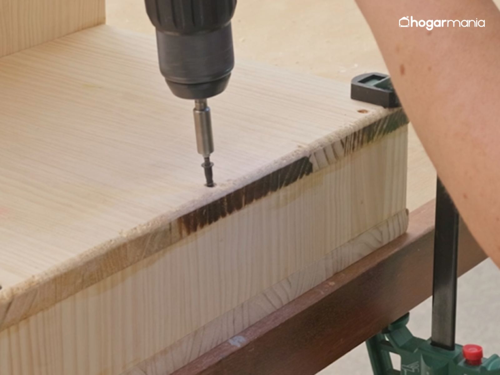 Unimos las piezas con tirafondos asegurando un montaje firme y limpio.