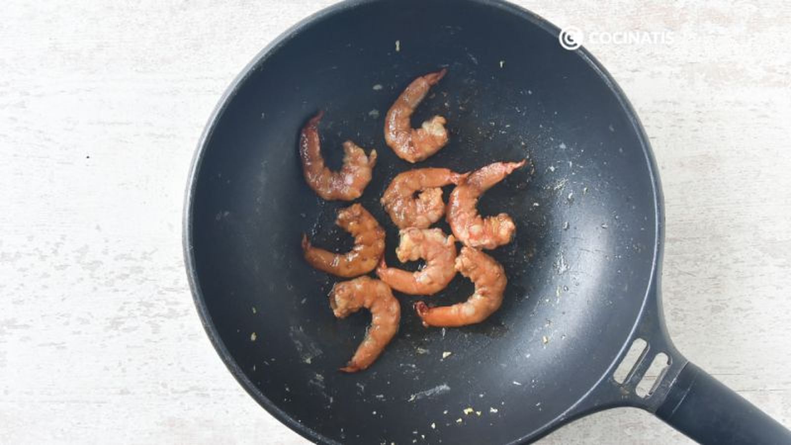 Saltear gambas para receta de noodles