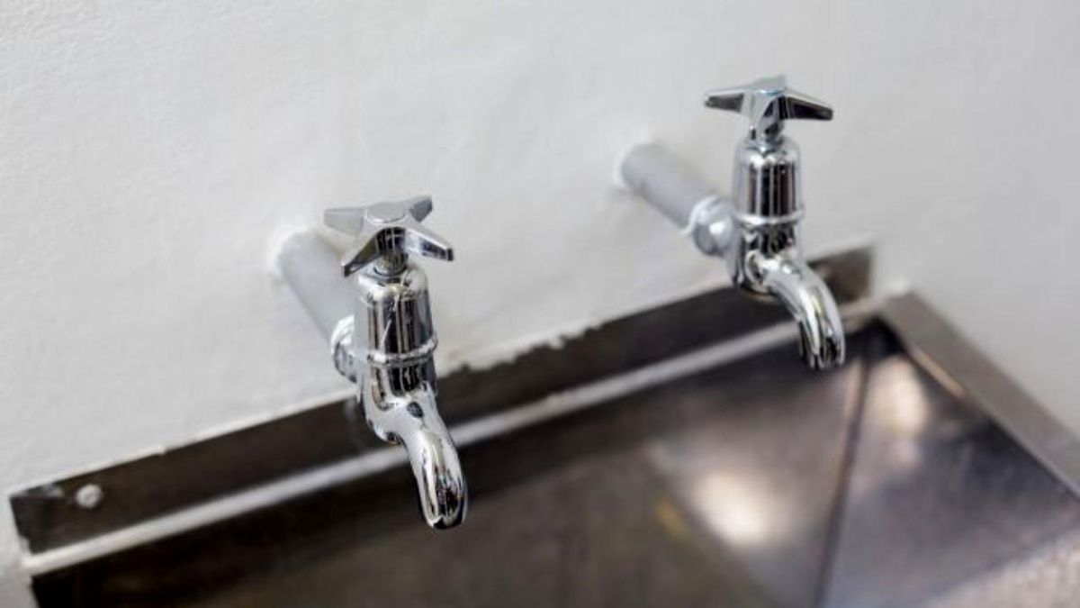 Dos grifos en la cocina