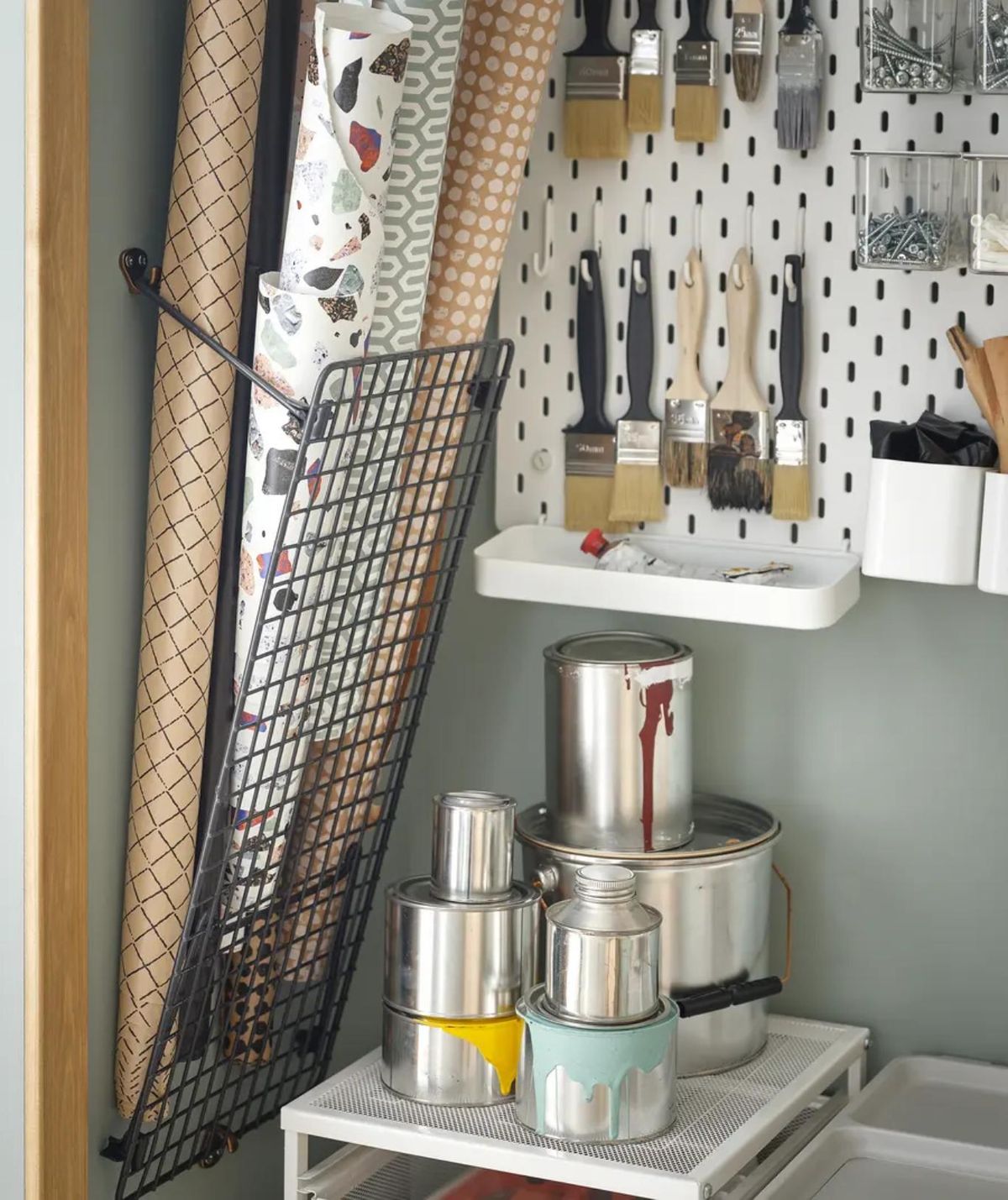 Espacio reducido con panel perforado para organizar las herramientas.