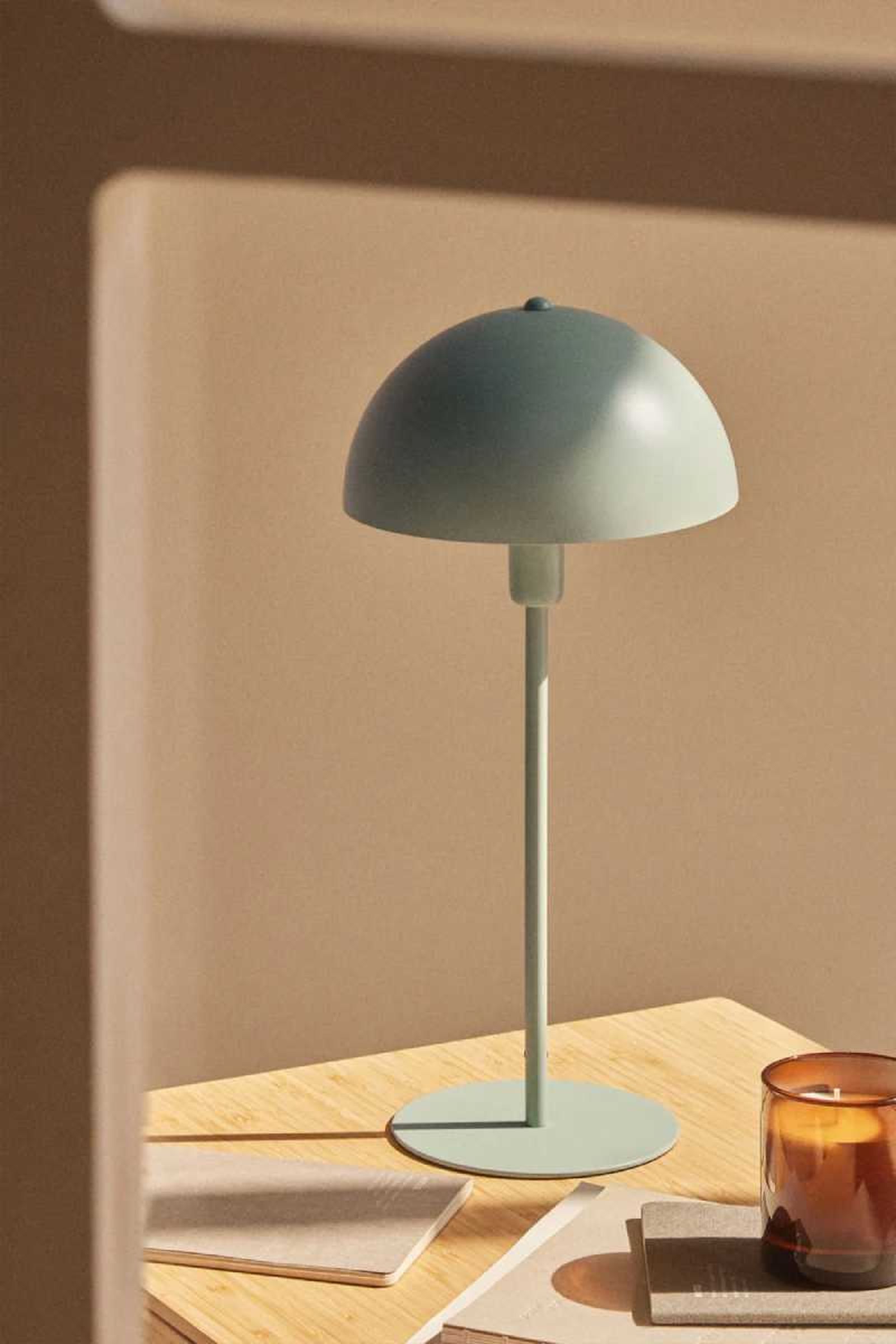 Lámpara de mesa retro Arleth de Sklum en verde. Lámpara de mesa retro Arleth de Sklum en verde.