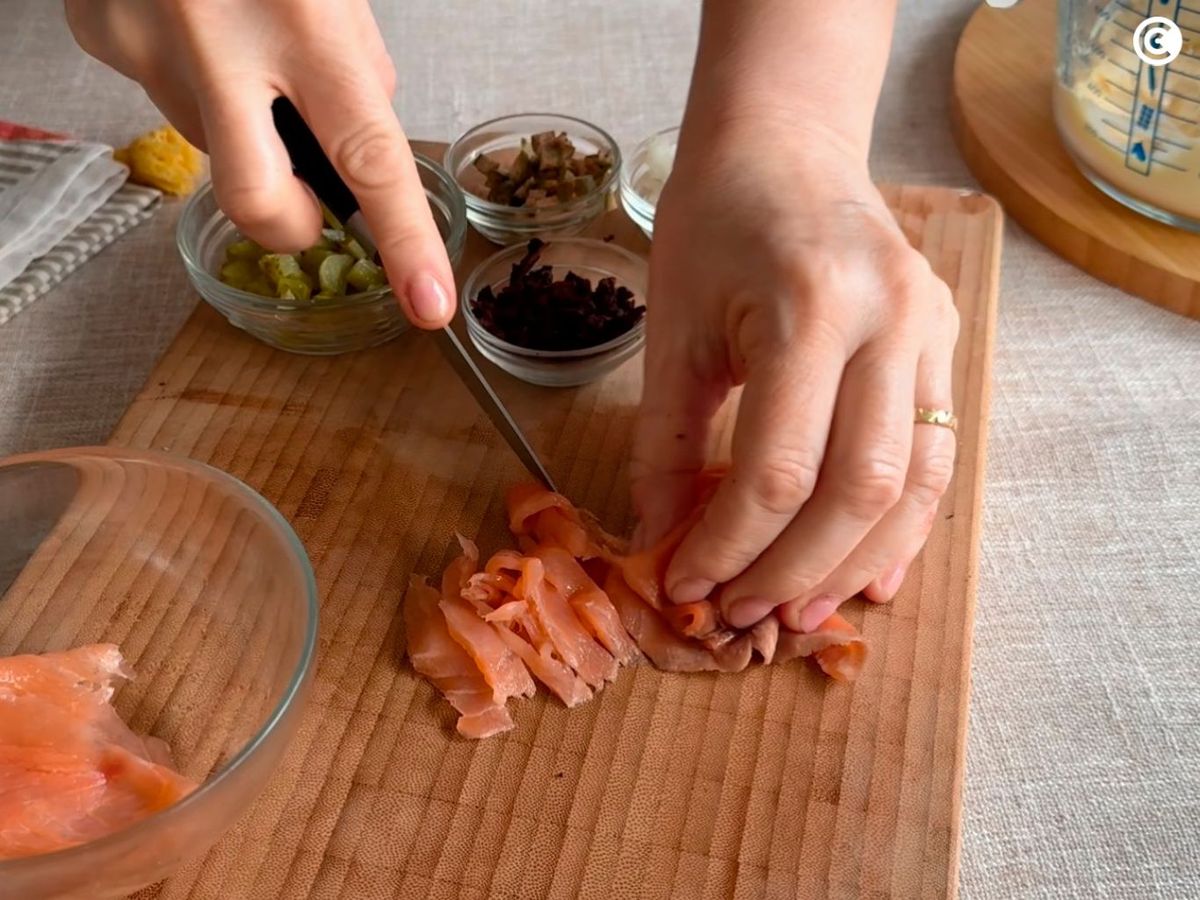 Picar los igredientes del relleno de los espárragos
