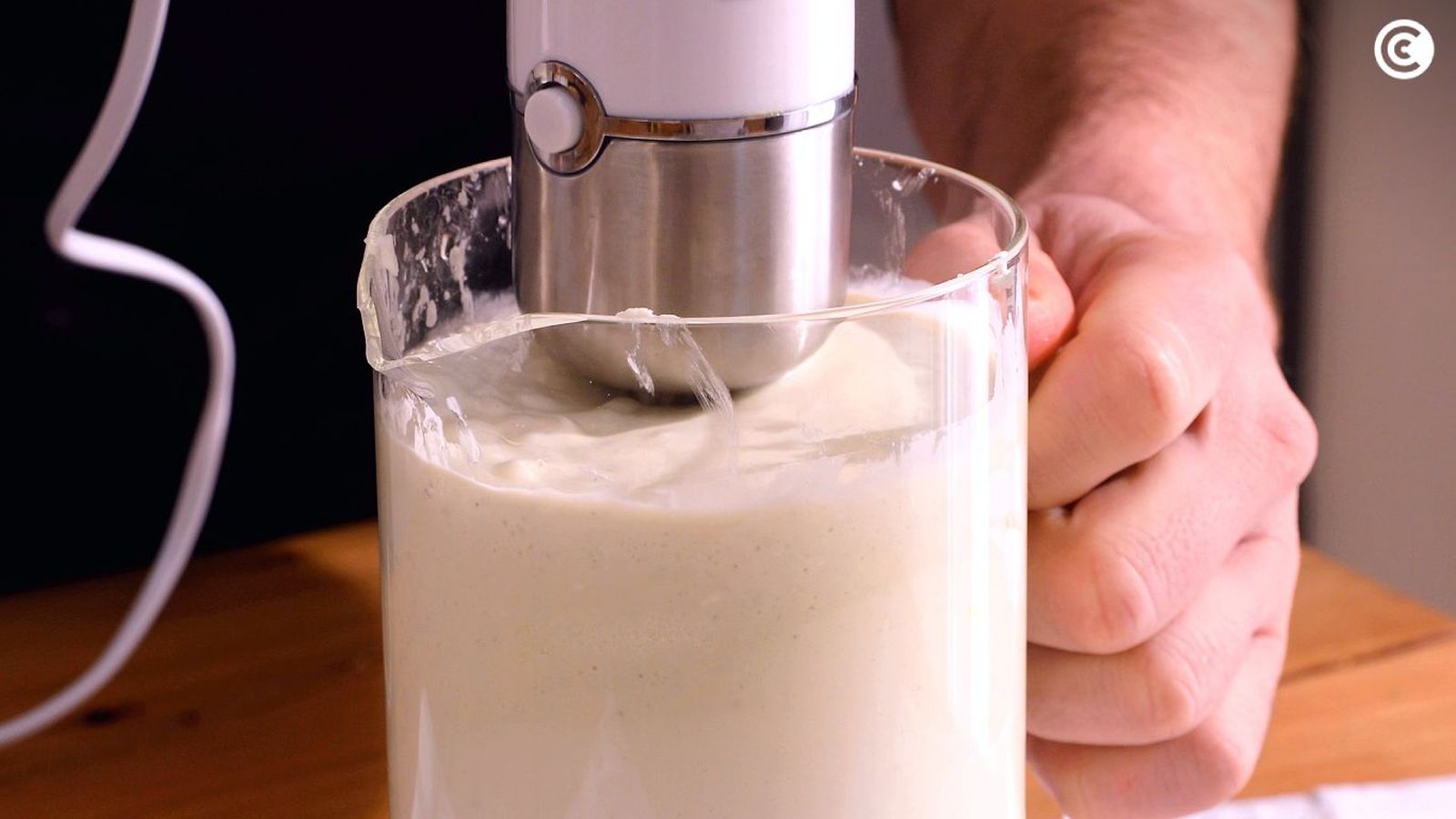 Utilizar la batidora de mano para mezclar los ingredientes de la tarta de queso
