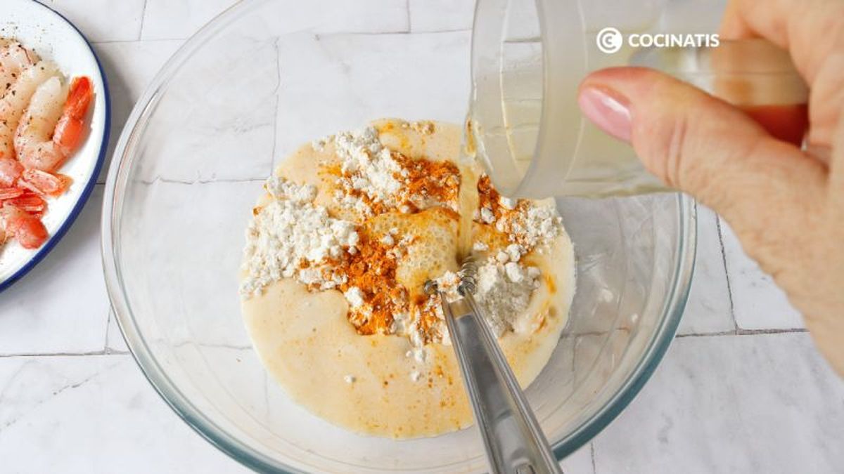 Preparamos el rebozado para las gambas