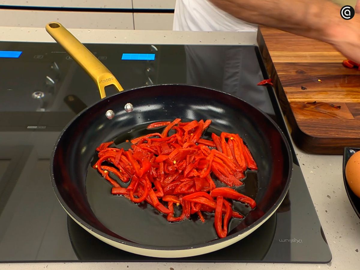 Corta los pimientos del piquillo en tiras y saltéalos ligeramente