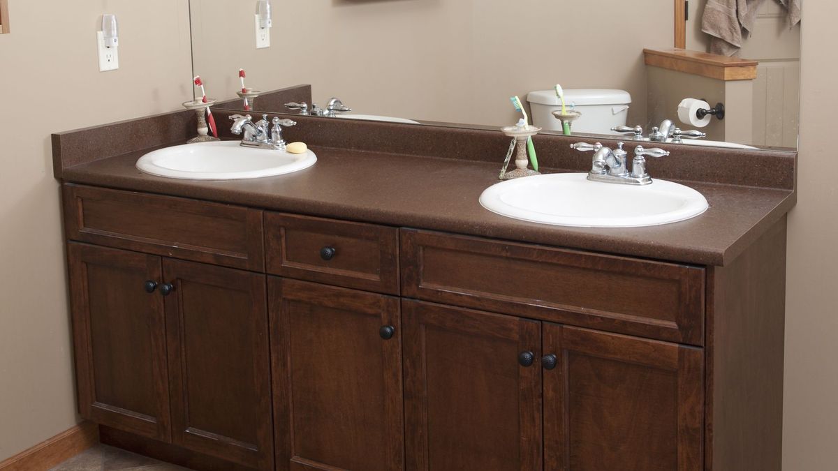 La calidez de la madera le da al baño un aire acogedor