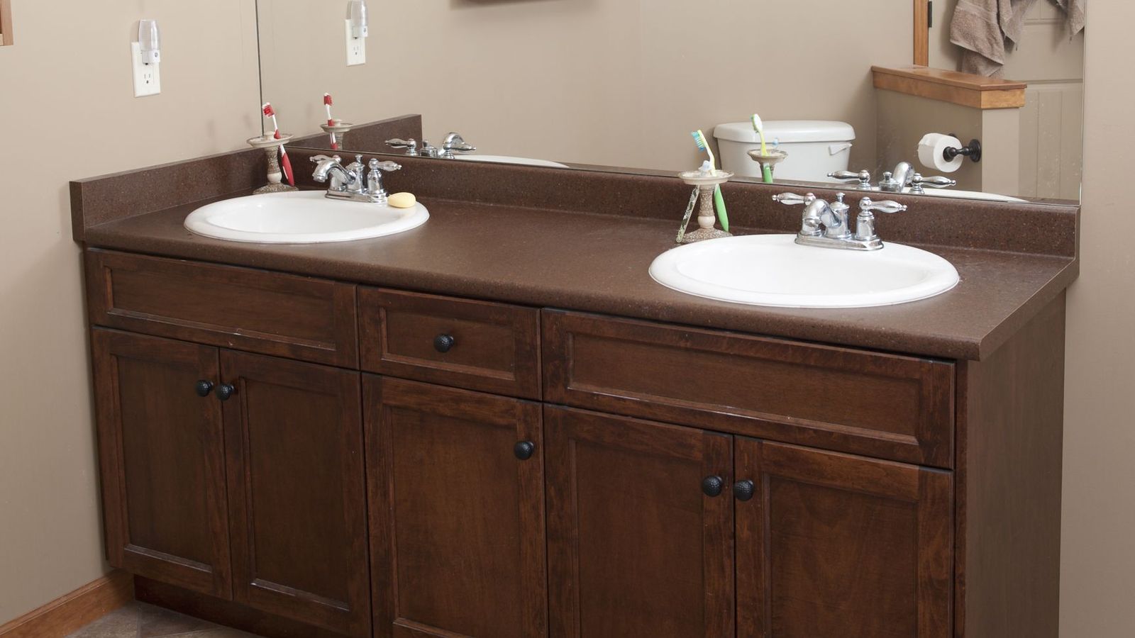 La calidez de la madera le da al baño un aire acogedor