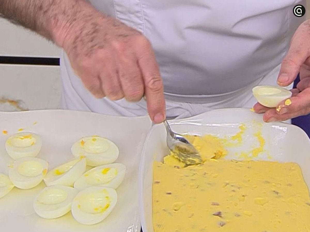 Rellenamos los huevos con ayuda de una cuchara