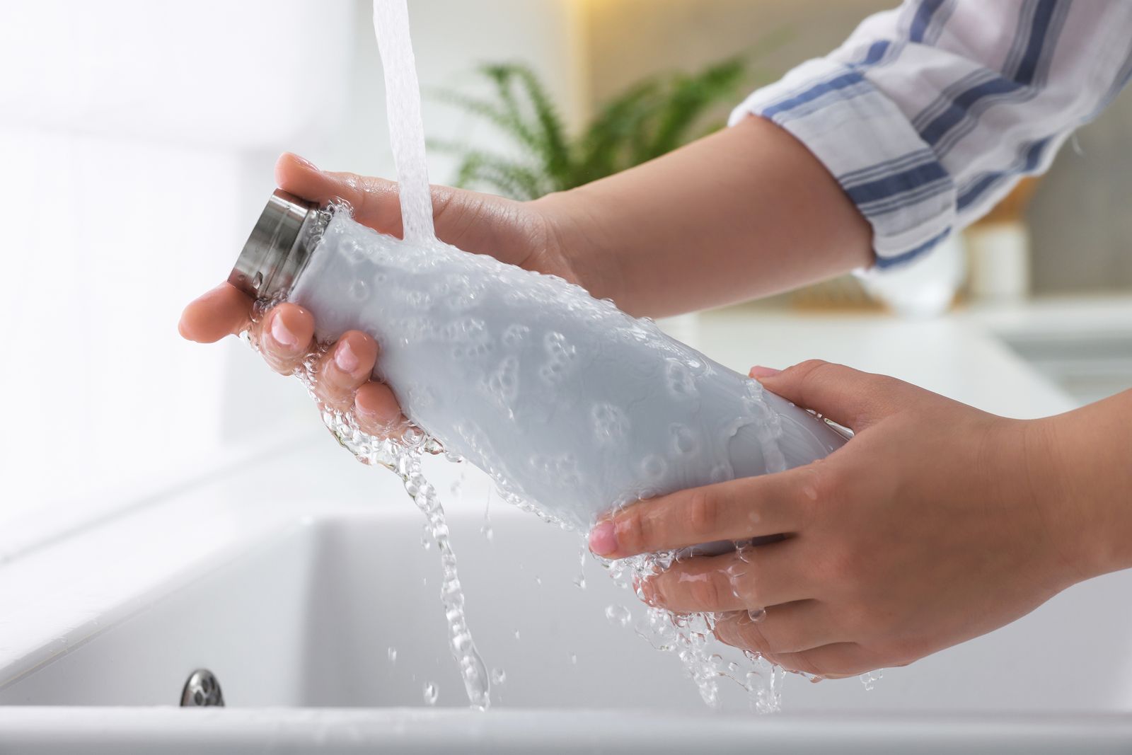 Limpiar la botella correctamente es fundamental para evitar bacterias