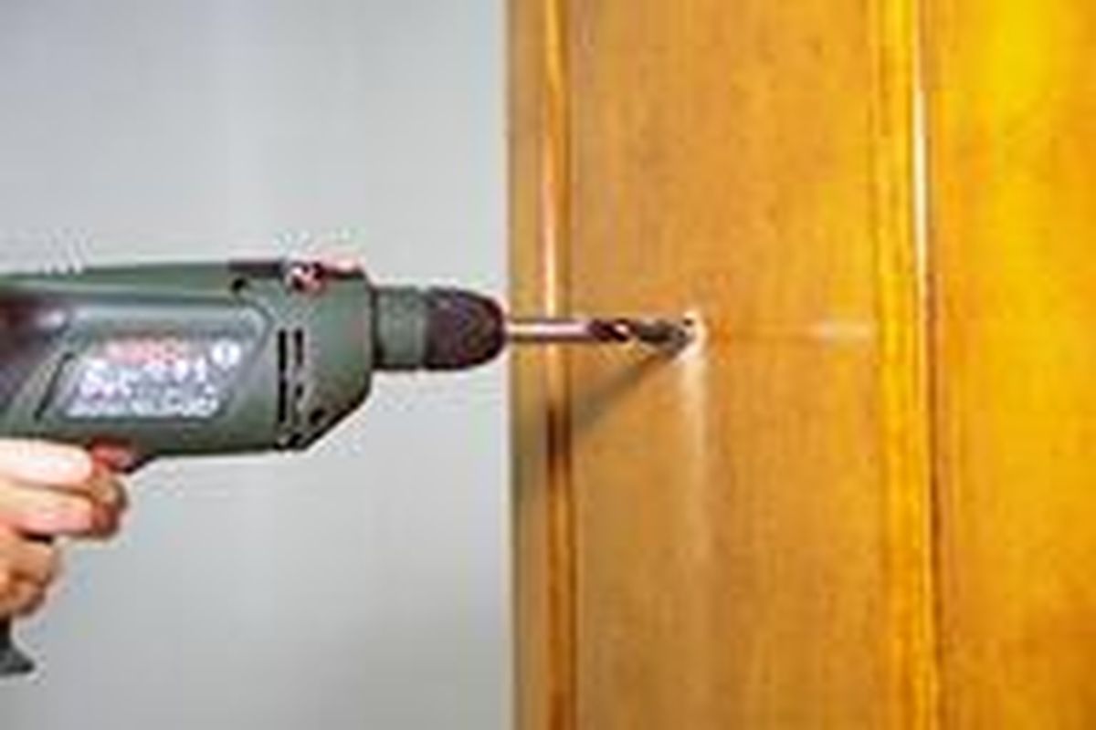 Colocar una mirilla en la puerta de entrada paso 3