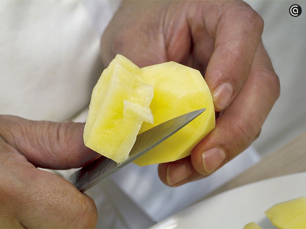 Corta las patatas en trozos uniformes