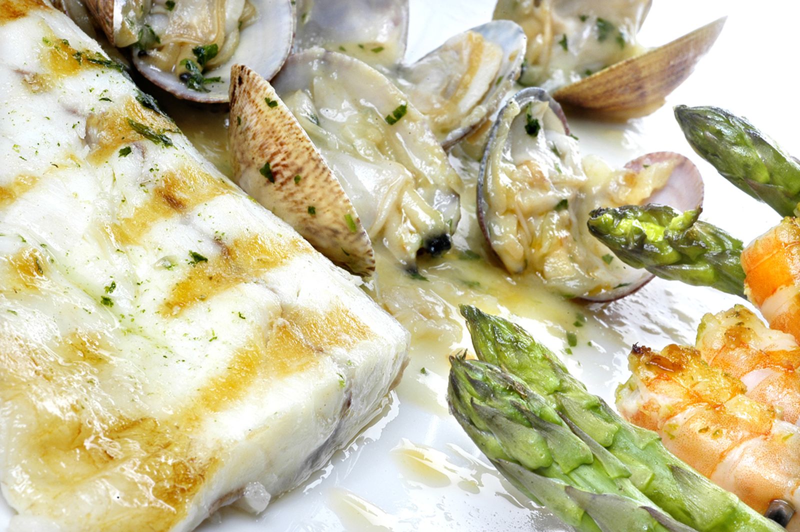 LUBINA CON SALSA DE ALMEJAS