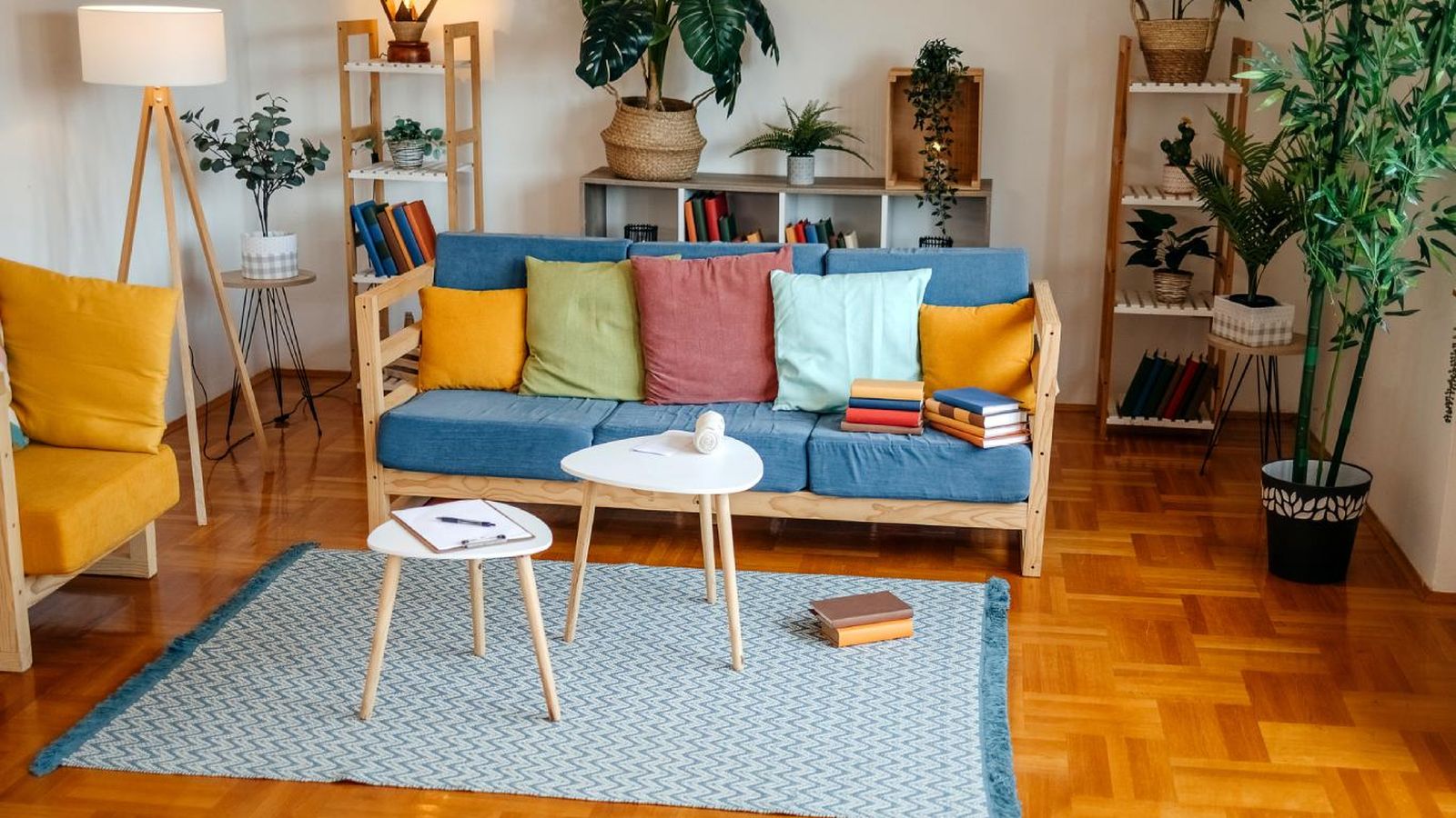 Salón pequeño con muebles prácticos y decoración moderna.