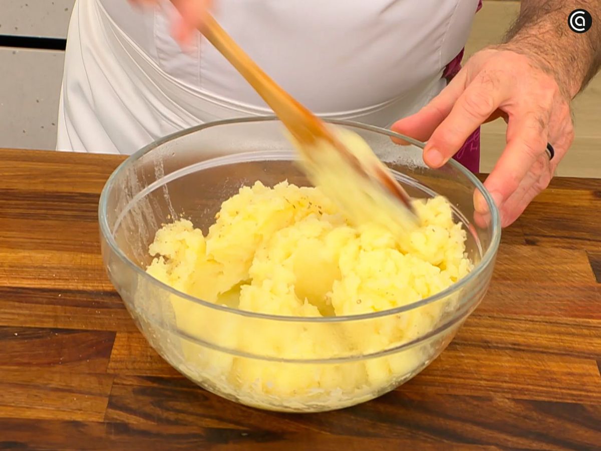 Cuece las patatas, escúrrelas y haz un puré