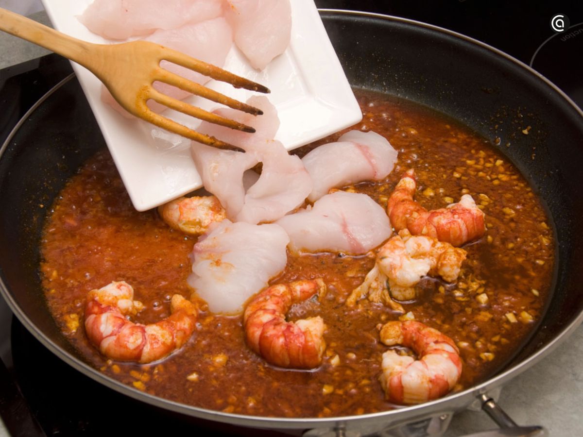Incorpora el rape para que se cocine