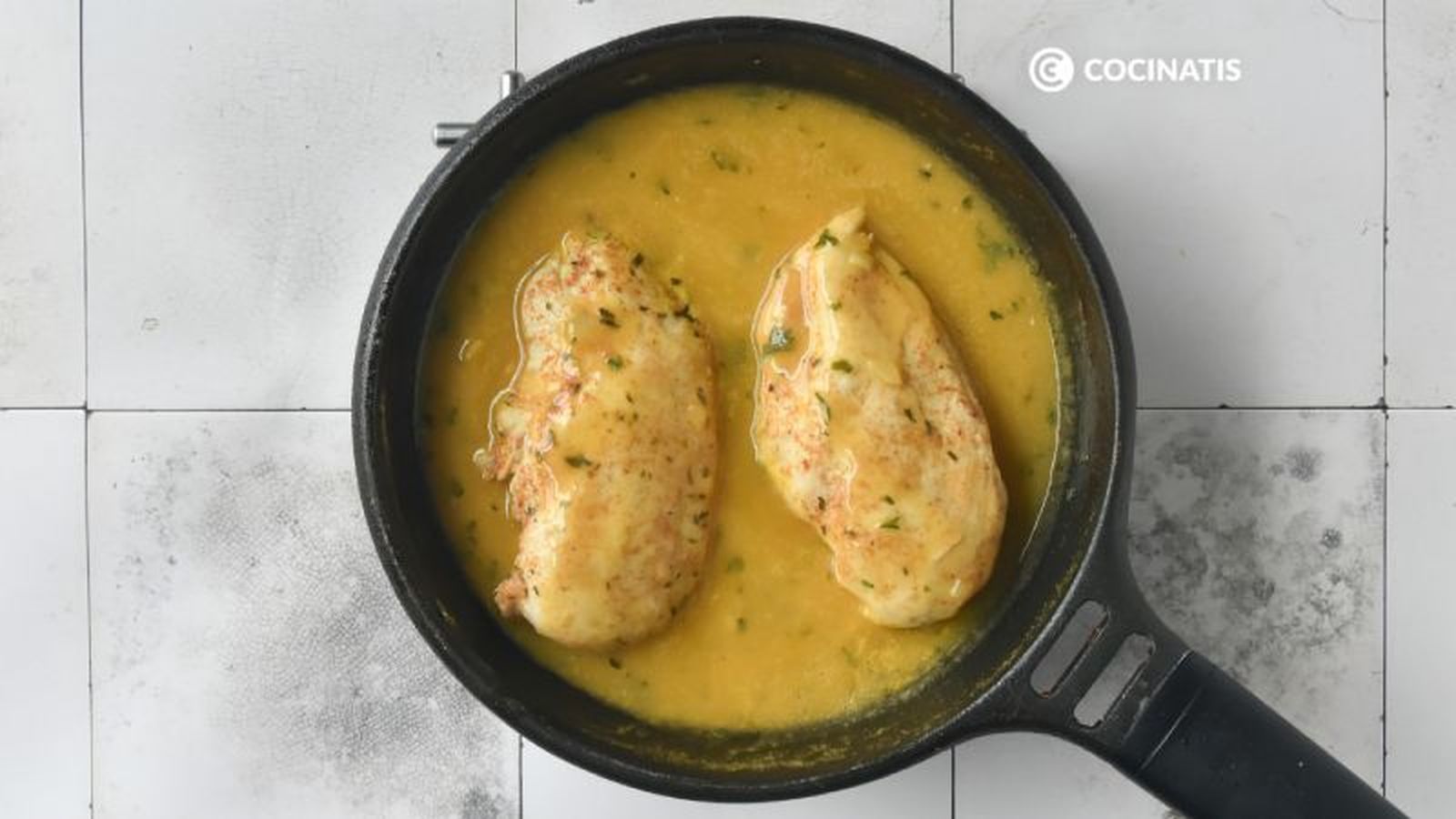 Cocinamos la pechuga de pollo en la salsa de naranja Cocinamos la pechuga de pollo en la salsa de naranja
