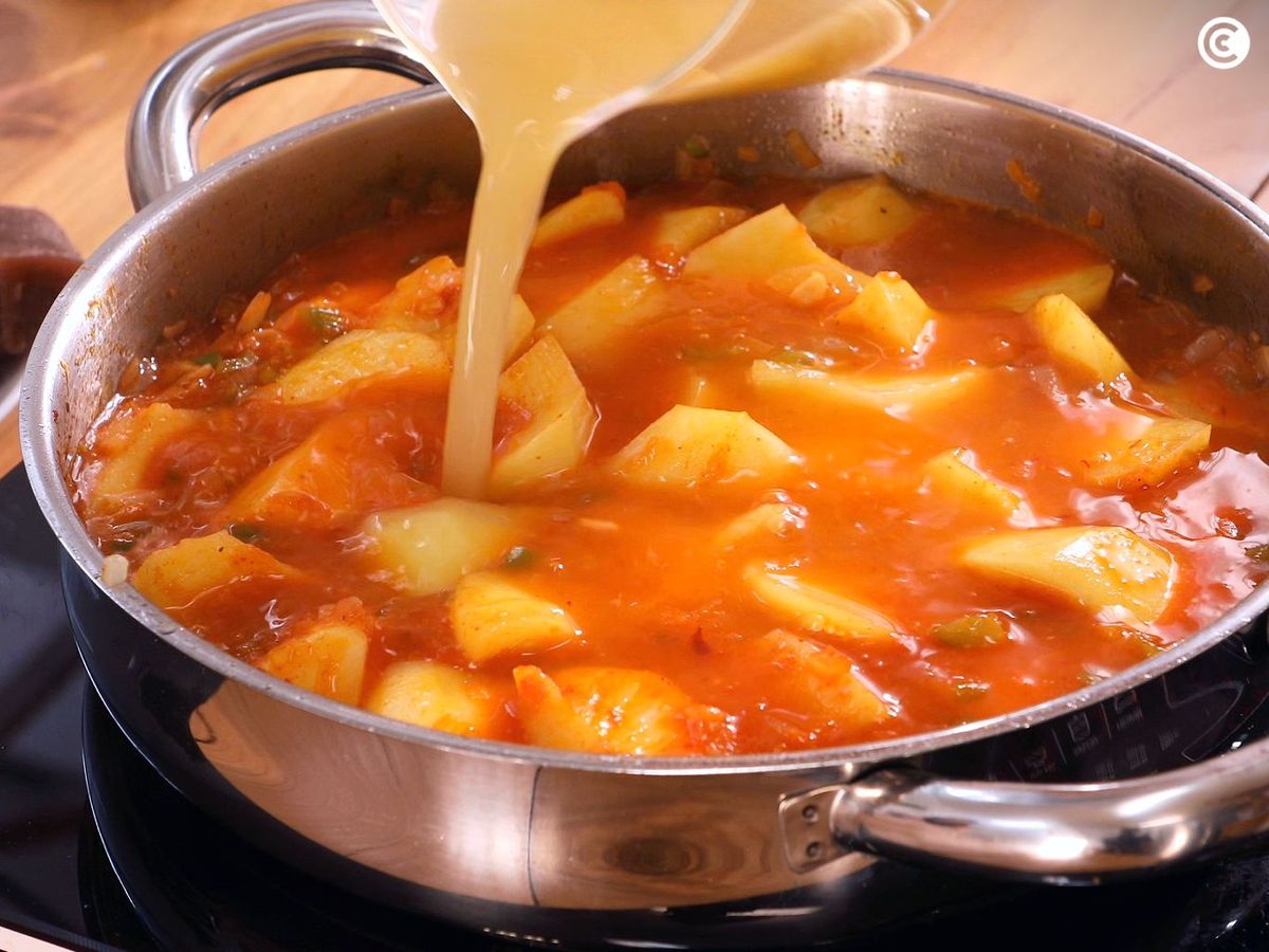 Cubrir con caldo el marmitako de bonito