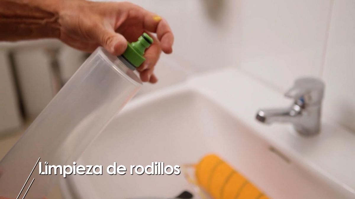 Cómo limpiar los rodillos después de pintar paso 3