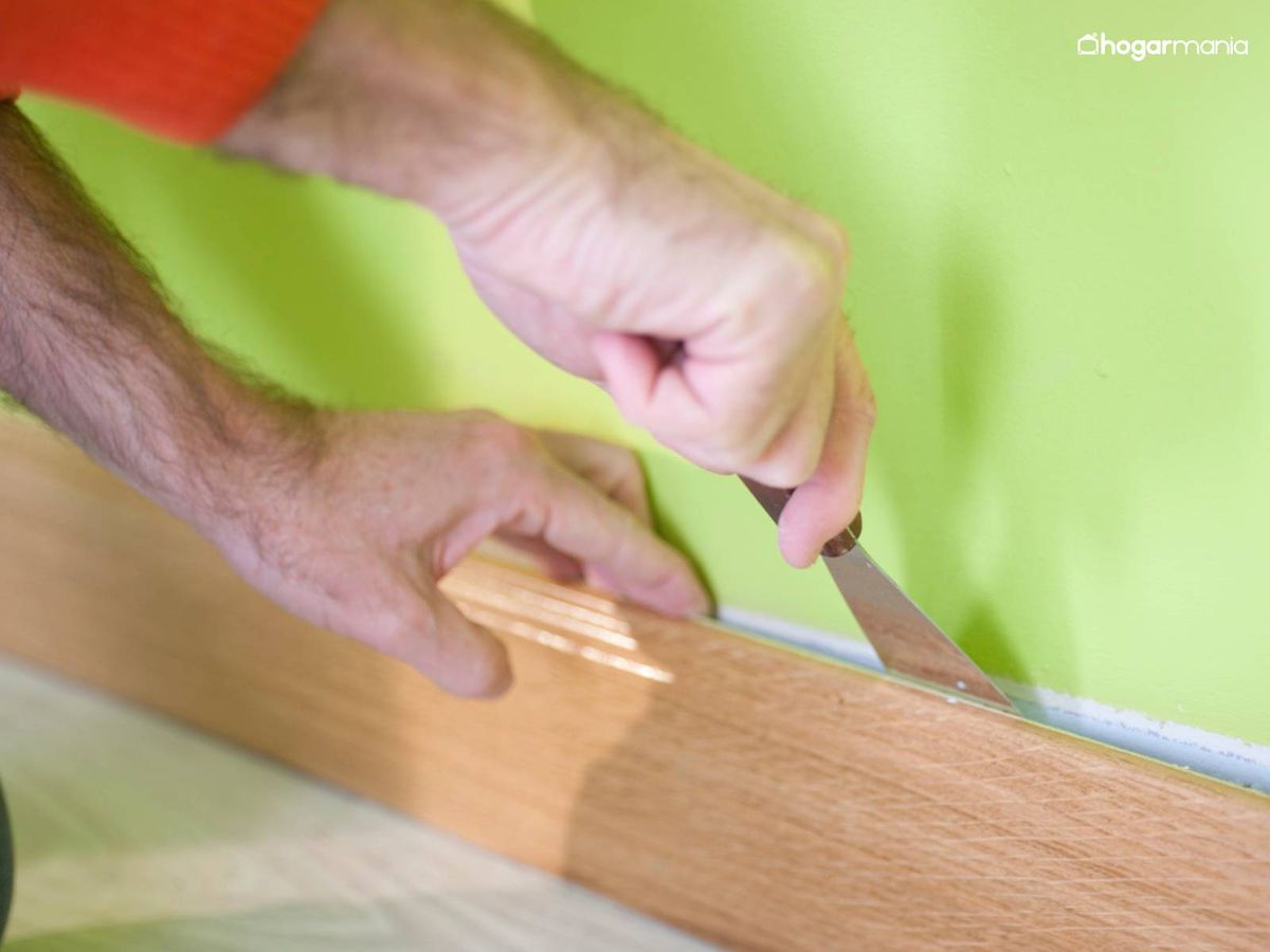 aislar-pared-1Retira el zócalo