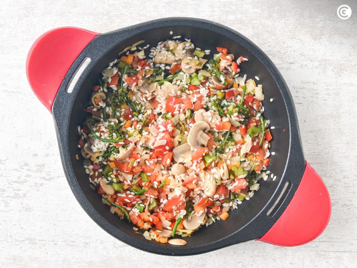 Agregar el arroz a las verduras para el risotto