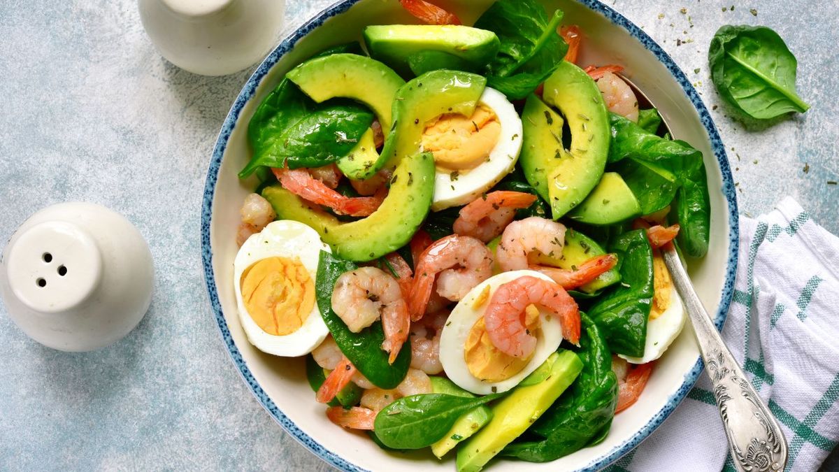 Ensalada templada de aguacate, huevo y gambas