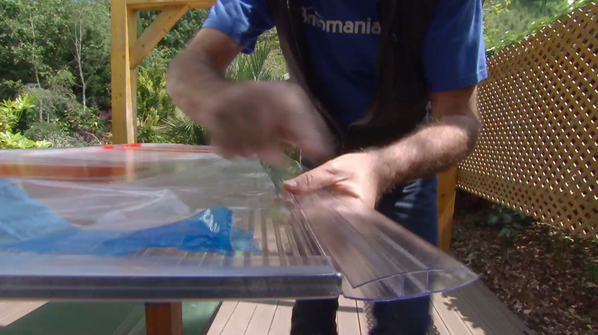 Instalar una cubierta de policarbonato celular paso 5