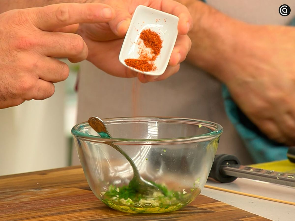 Mezcla la lima, el jengibre y el ajo con el resto de ingredientes del majado