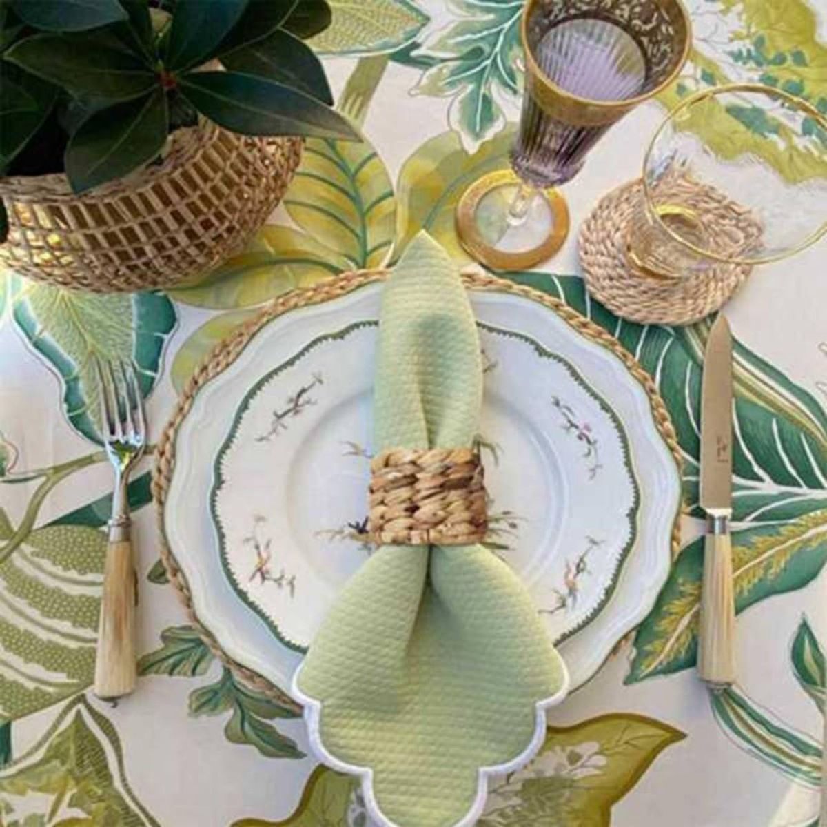 Guirnaldas de luces colgantes sobre mesa decorada al anochecer