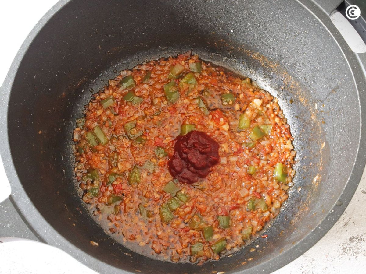 Agregar tomate para el guiso de patatas con costillas