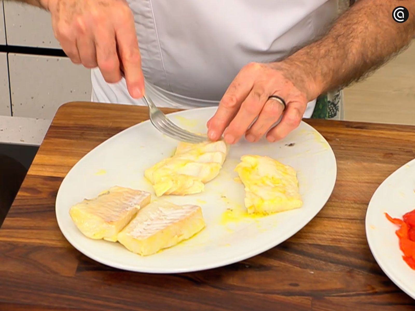 Cocina el bacalao confitándolo y, al finalizar, sepáralo en lascas