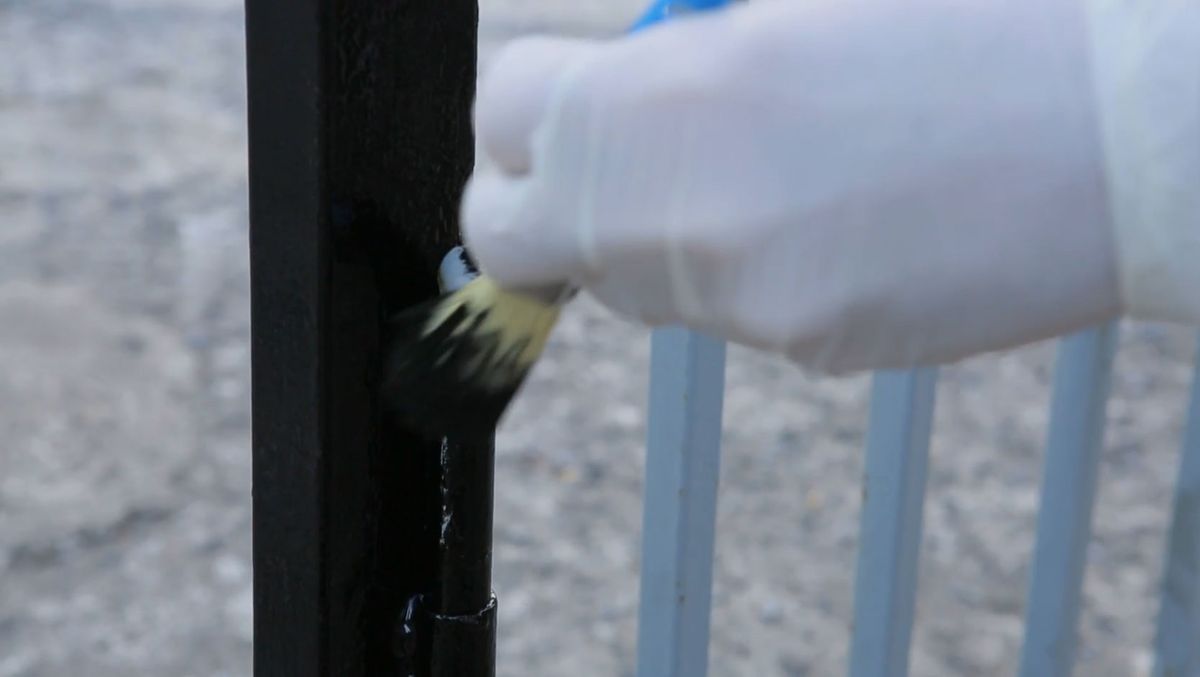 Cómo pintar una verja oxidada paso 4