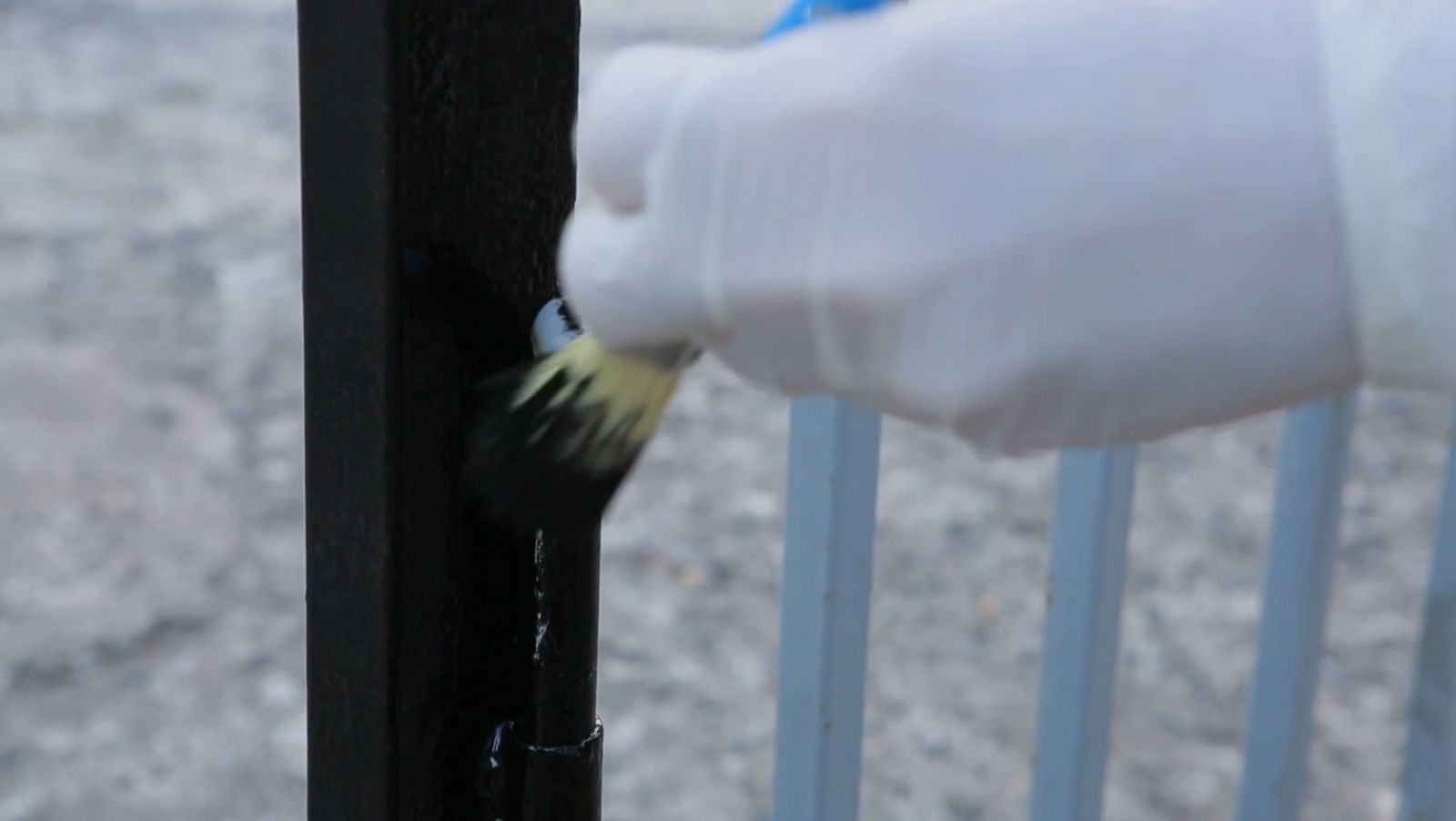 Cómo pintar una verja oxidada paso 4