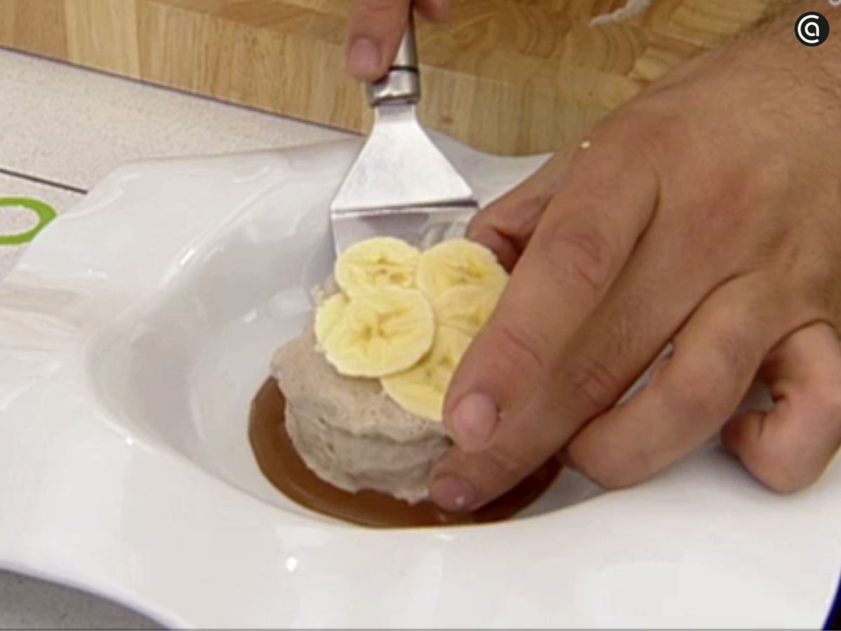 Sirve la mousse helada de plátano