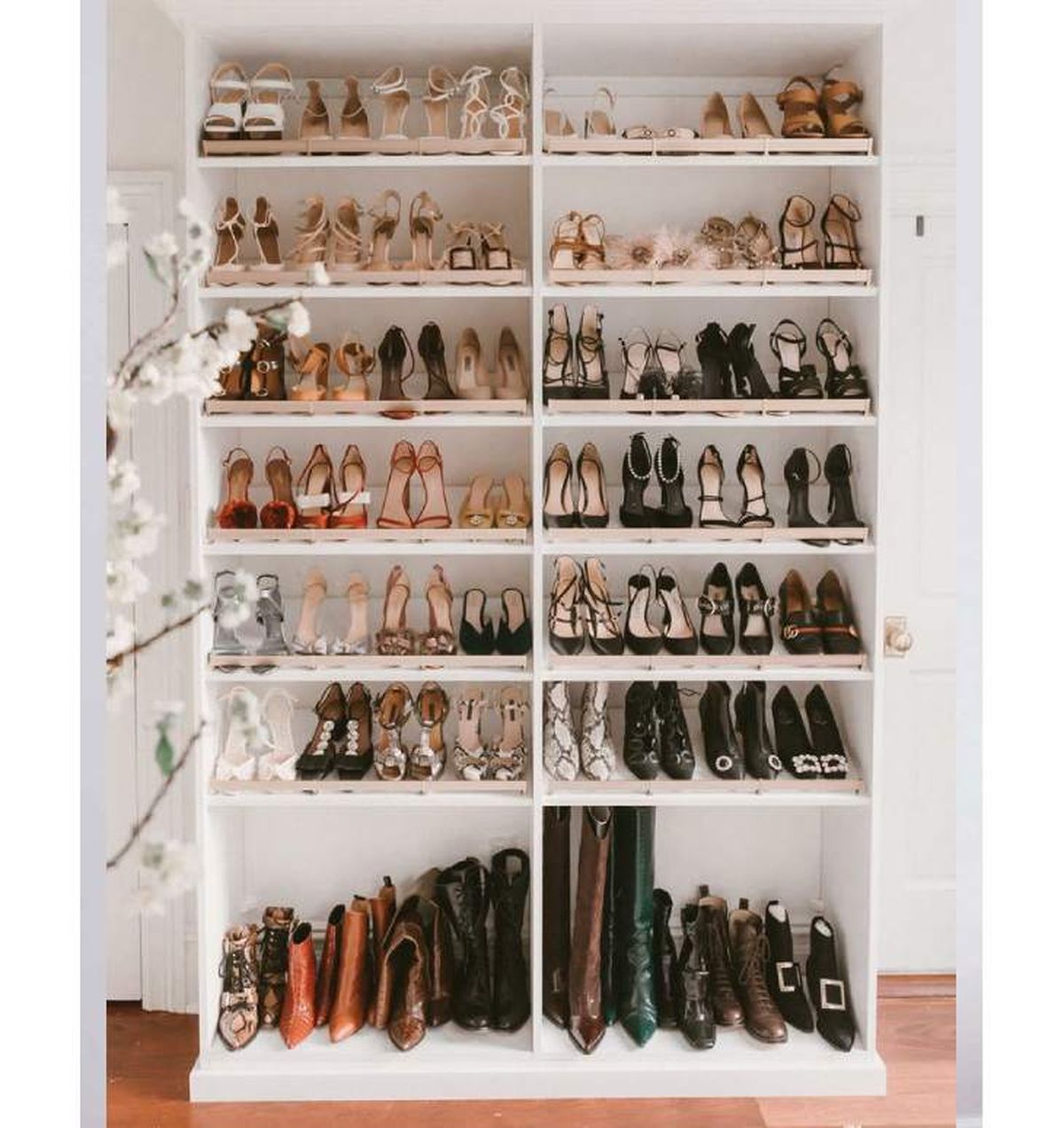 Las estanterías abiertas permiten que el calzado esté a la vista y siempre ventilado / Pinterest