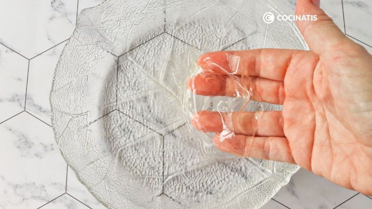 Hidratamos la gelatina en agua fría