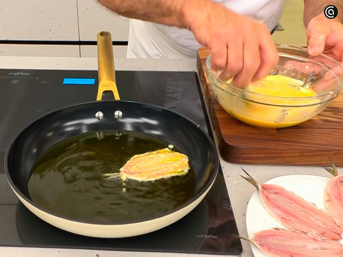 Cubre las sardinas con harina y huevo, y fríelas en aceite