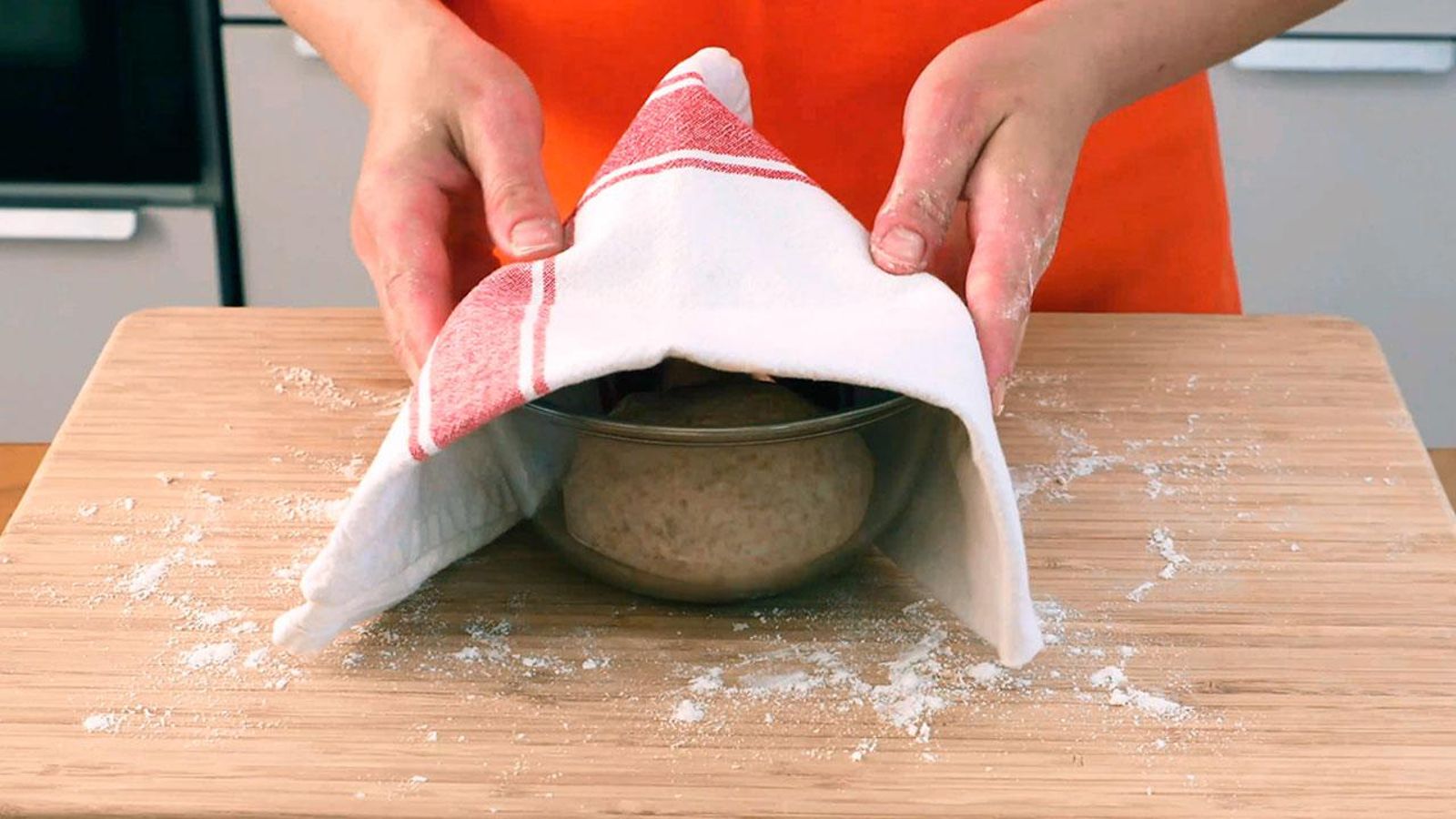 Deja reposar la masa Receta de masa de pizza integral paso 4