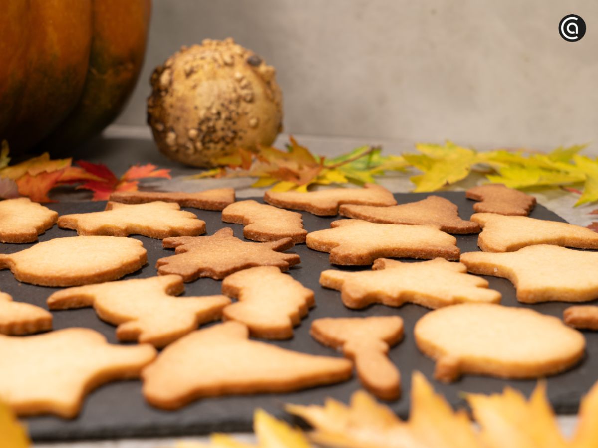 Unos minutos en el horno bastan para que las galletas se doren y llenen la cocina con su aroma a mantequilla y limón.
