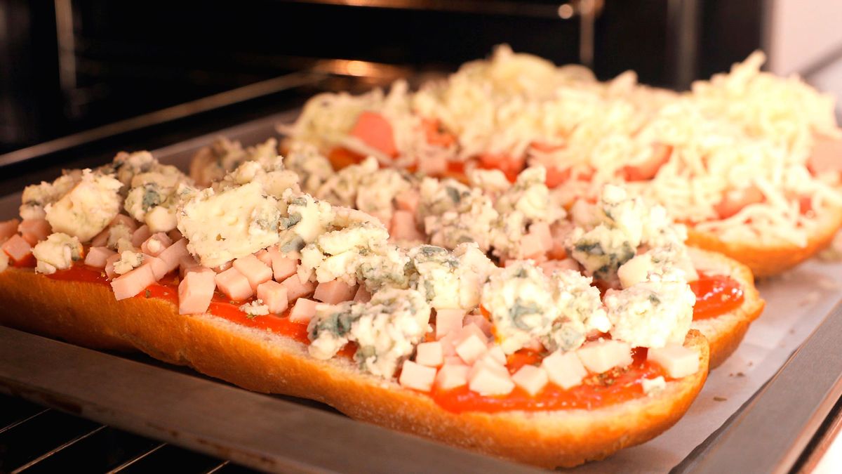 Hornea a 200 °C durante 10 minutos para obtener un queso fundido y dorado