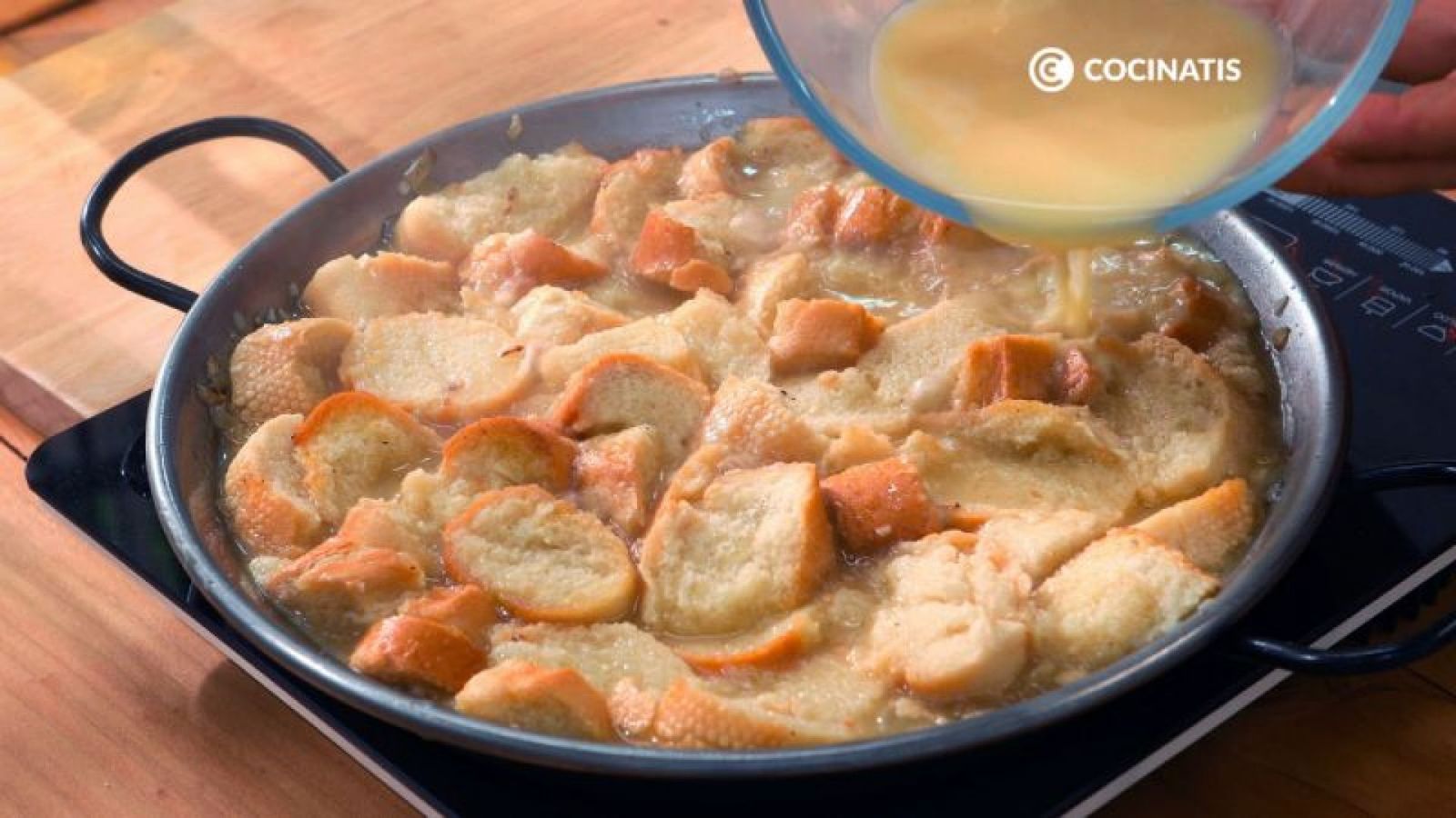Añadimos el huevo batido al pan Añadimos el huevo batido al pan