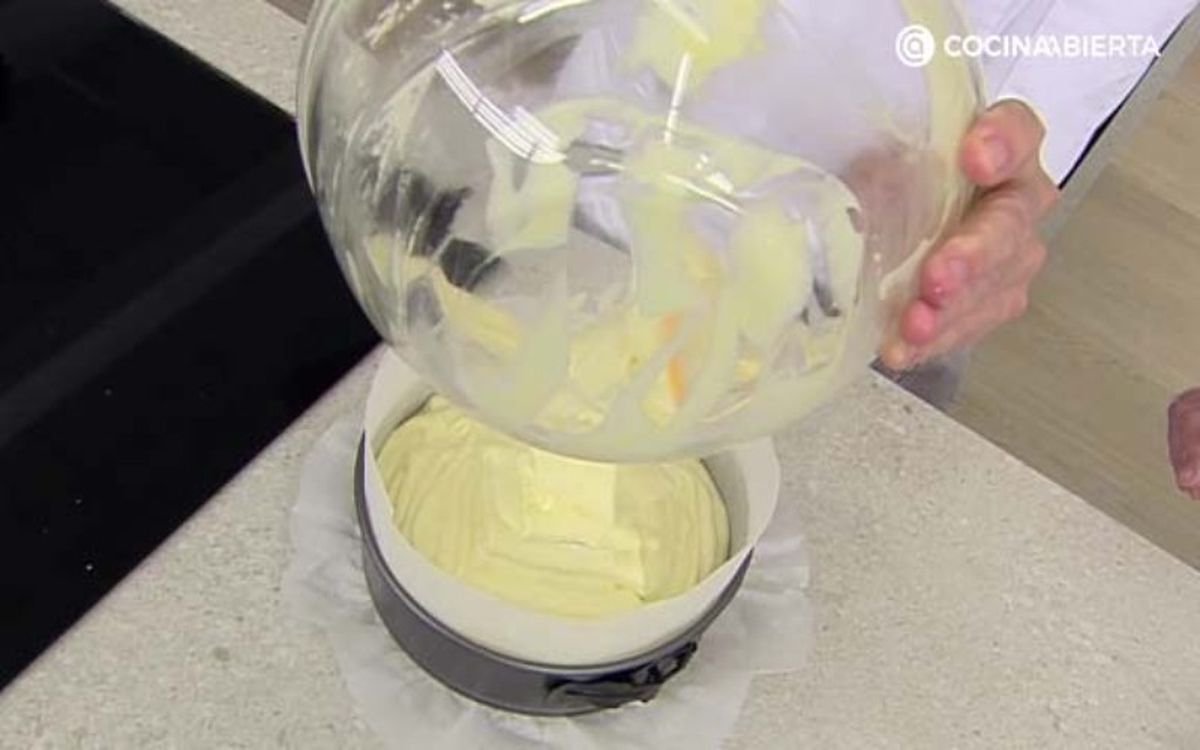 Vierte la mezcla en el molde y hornea durante 20 minutos