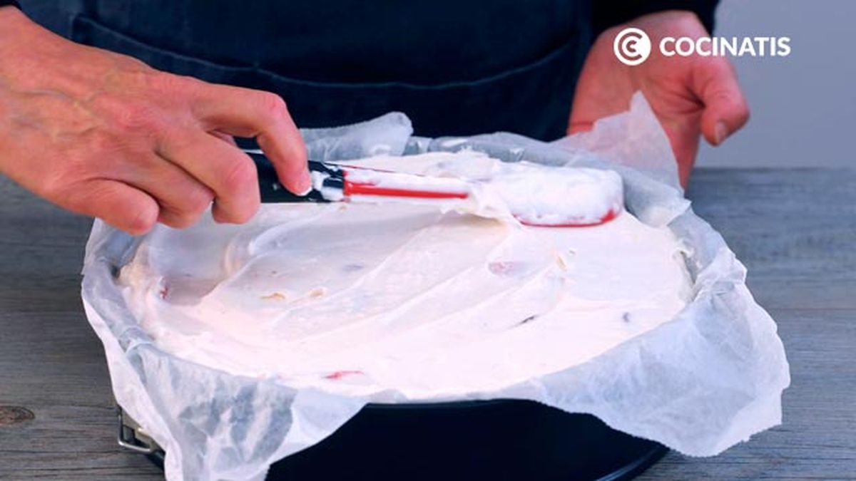 Receta de tarta de nata con fresas  paso 5