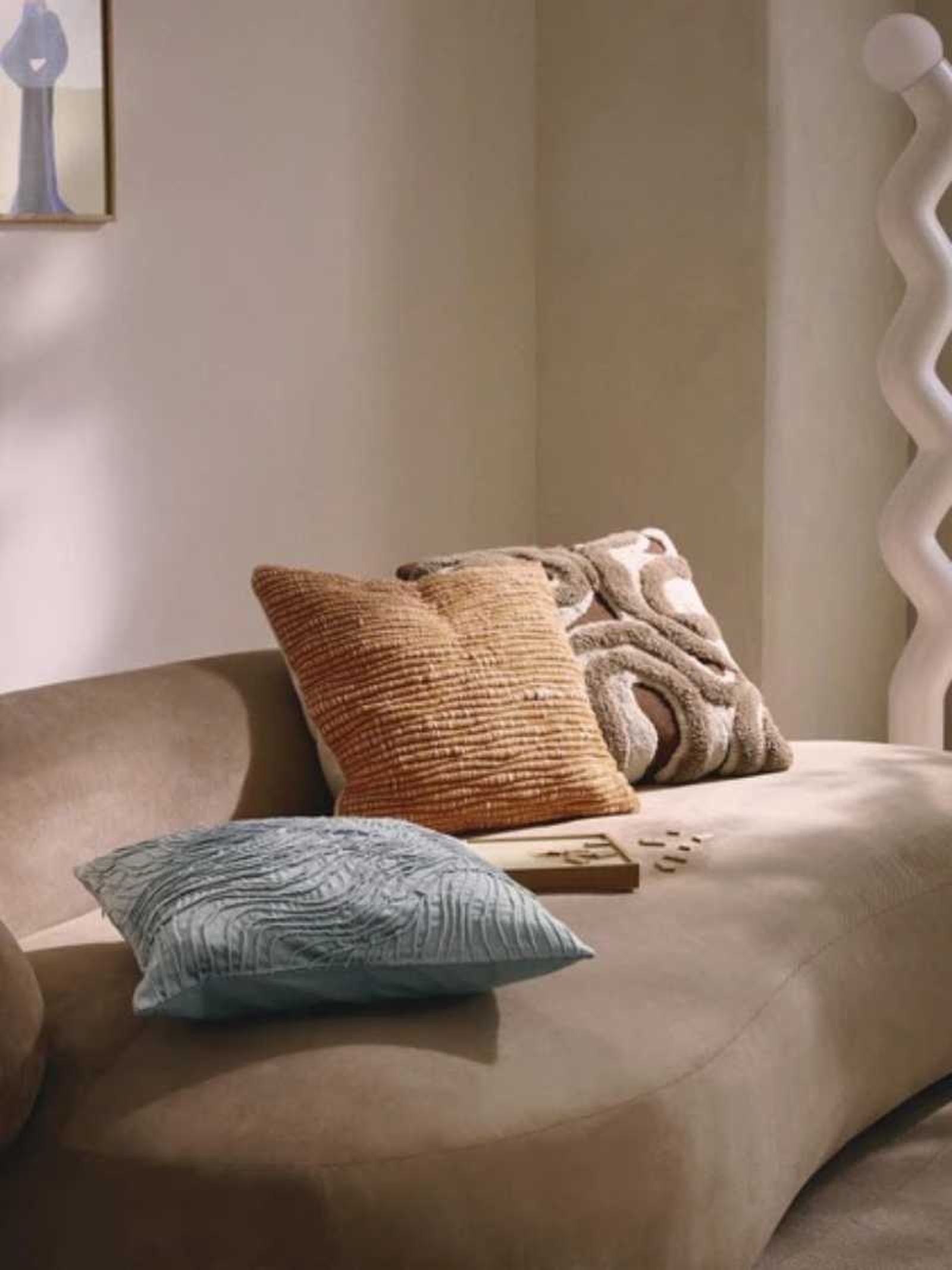 Salón de estilo bold en Mocha Mousse. Salón de estilo bold en Mocha Mousse.