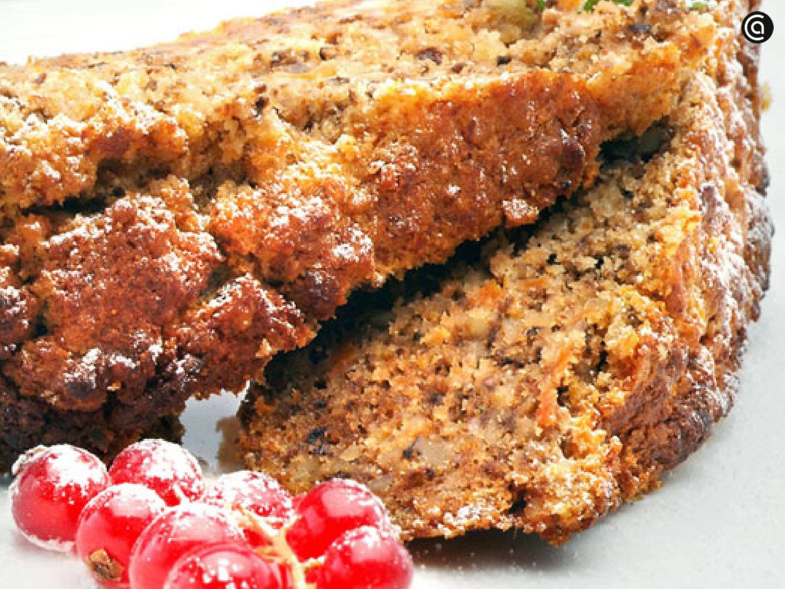 Bizcocho de nueces y zanahorias decorado con grosellas, de Eva Arguiñano